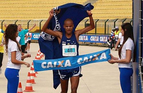 Com o tempo de 2 horas 11 minutos e 51 segundos, o brasileiro Paulo Roberto de Almeida Paula fez novamente o índice olímpico na maratona / Foto: Luiz Doro Neto/adorofoto